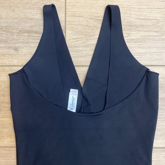 Leonisa | Undetectable Mid Thigh Body Shaper‎ | Firm Compression Shapewear - Picture 2 of 13